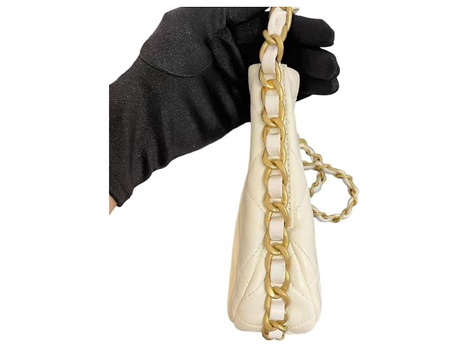 Borsa hobo Chanel CC Chain Around in lambskin matelassé Bianco - vista 8