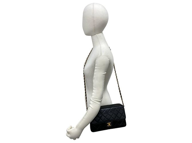 Borsa a tracolla Chanel Matelassé in pelle d'agnello nera Nero - vista 2