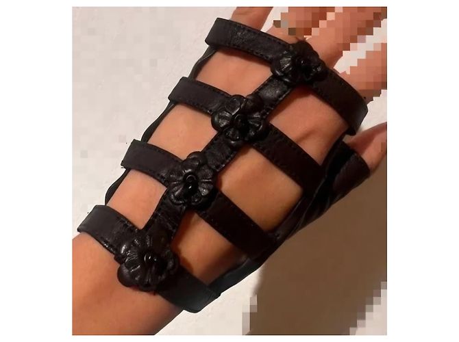 Chanel Guanti in pelle nera con camelie Nero - vista 12