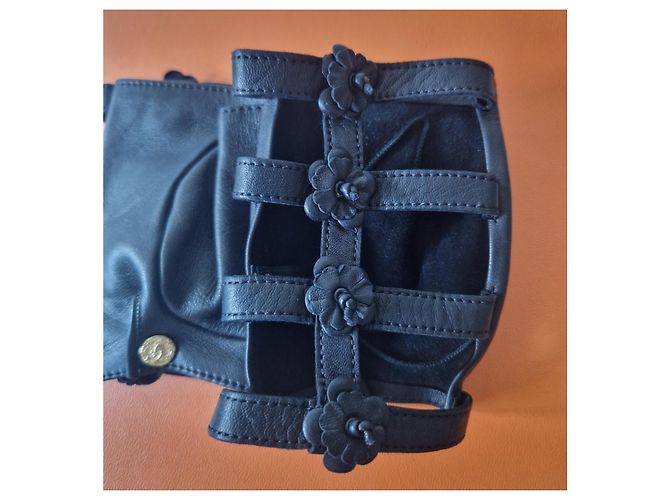 Chanel Guanti in pelle nera con camelie Nero - vista 2