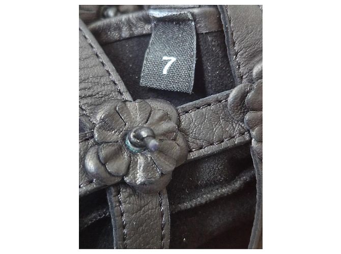 Chanel Guanti in pelle nera con camelie Nero - vista 5