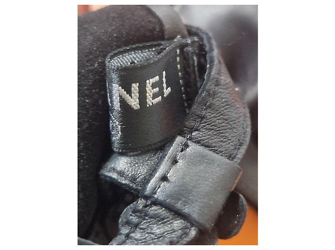 Chanel Guanti in pelle nera con camelie Nero - vista 6