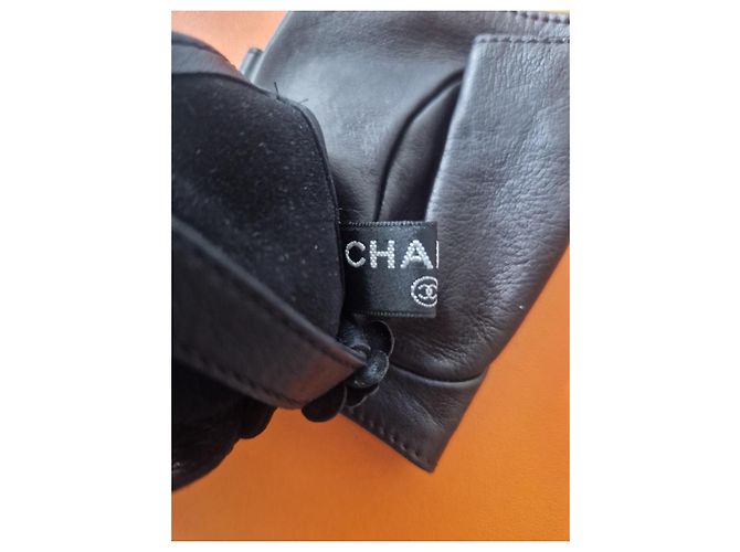 Chanel Guanti in pelle nera con camelie Nero - vista 7