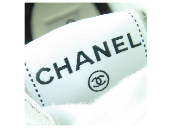 Baskets en cuir daim Chanel COCO Mark Noir Blanc - vue 10