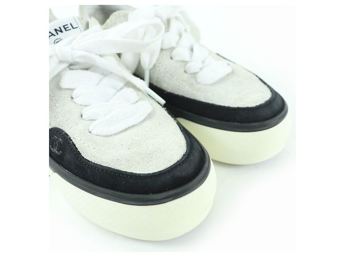 Baskets en cuir daim Chanel COCO Mark Noir Blanc - vue 7