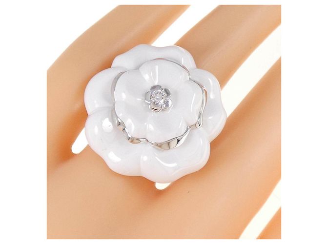 Anello Chanel Camellia Large in Oro Bianco e Diamanti - vista 5
