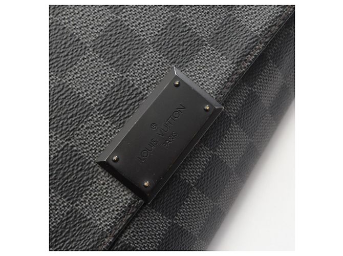 Borsa a tracolla Louis Vuitton District PM Damier Graphite Nero - vista 11