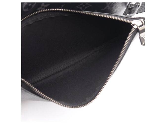 Borsa a tracolla Louis Vuitton Trio Messenger Monogram Eclipse Marrone Nero - vista 8