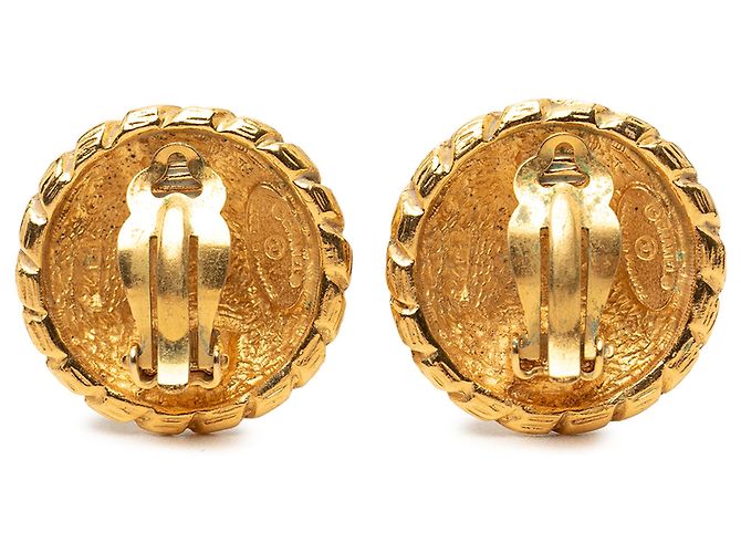 Orecchini a clip rotondi Sunburst Chanel Gold CC placcati oro D'oro - vista 2
