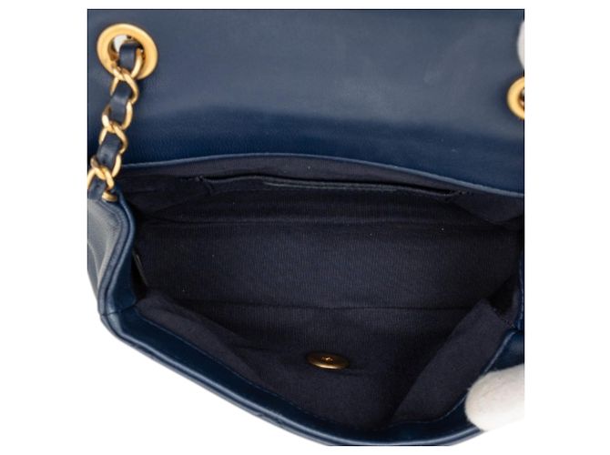 Chanel Blue Mini Quilted Lambskin In The Loop Flap Blu navy - vista 4