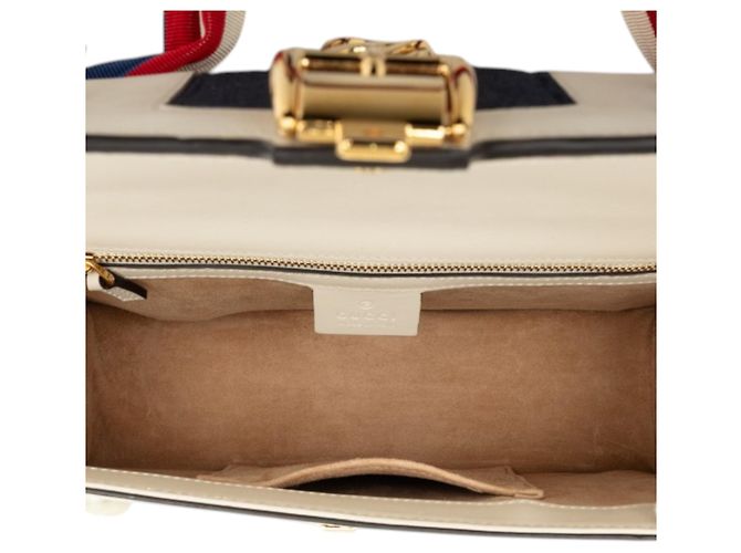 Borsa Satchel Gucci Sylvie in vitello bianco Small con borchie, perle e banda Web - vista 4