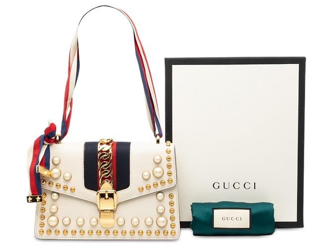 Borsa Satchel Gucci Sylvie in vitello bianco Small con borchie, perle e banda Web - vista 7