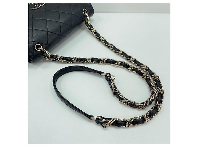 Borsa a tracolla Chanel Matelassé 23 in nero - vista 10