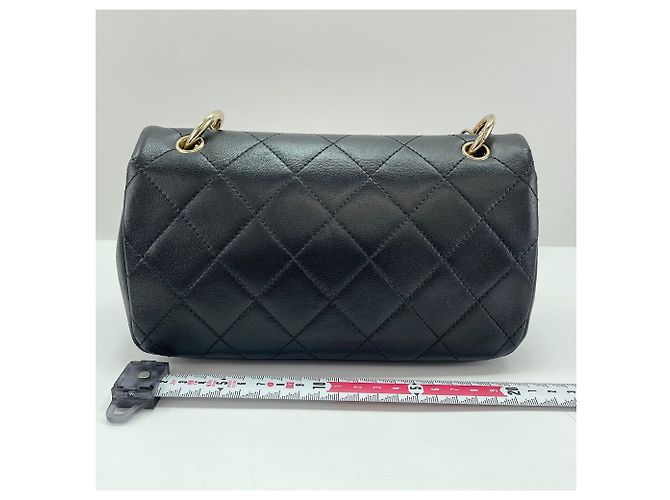 Borsa a tracolla Chanel Matelassé 23 in nero - vista 4