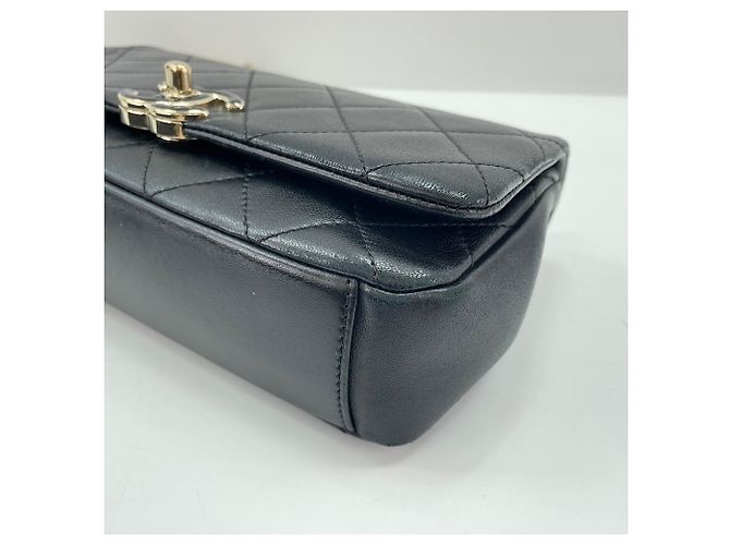 Borsa a tracolla Chanel Matelassé 23 in nero - vista 9
