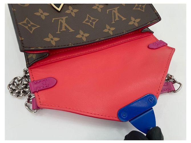 Louis Vuitton Pochette Mask PM Shoulder Bag Multicolore - vista 11