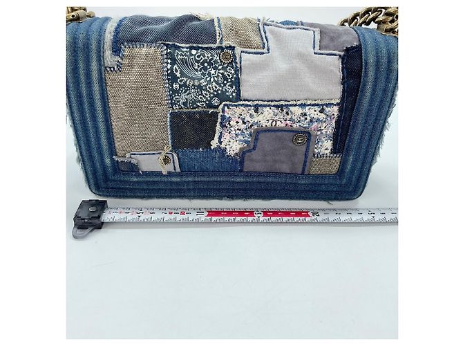 Borsa a tracolla Chanel Boy Medium in blu - vista 4