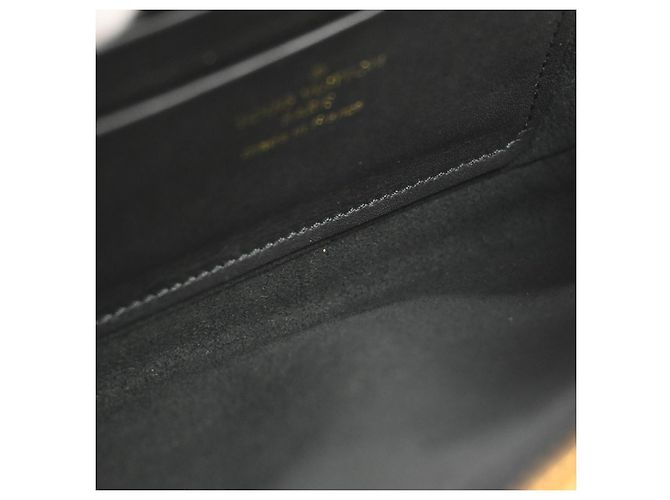 Louis Vuitton New Wave Chain Quilted Leather PM Preto - vista 3