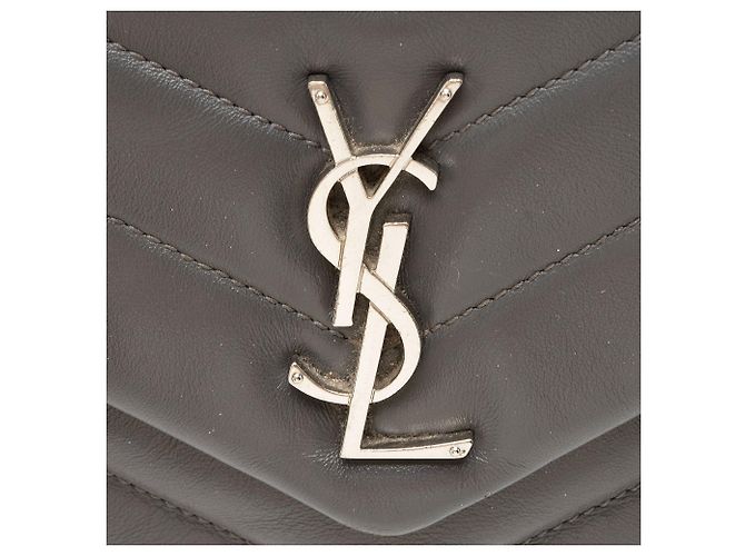 Borsa a tracolla Small LouLou in pelle di vitello matelassé con monogramma Saint Laurent Grigio - vista 9