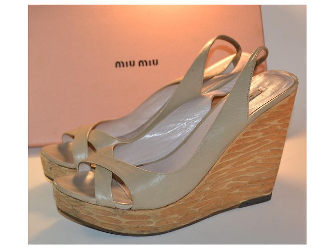 Miu Miu Sandali con zeppa in pelle beige - vista 2