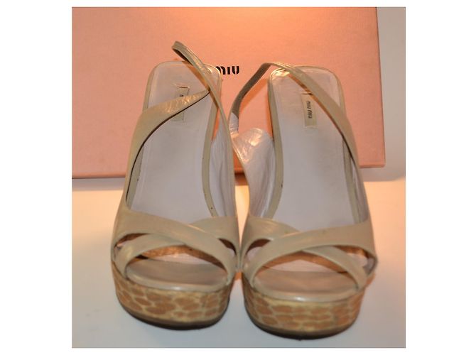 Miu Miu Sandali con zeppa in pelle beige - vista 3