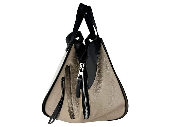 Bolsa de Ombro em Couro Loewe Hammock Preto Branco Bege - vista 2
