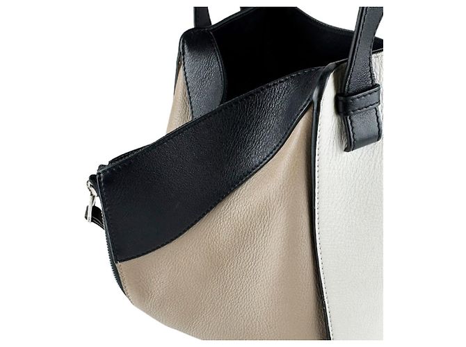 Bolsa de Ombro em Couro Loewe Hammock Preto Branco Bege - vista 7