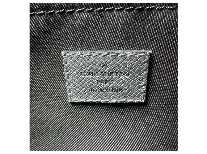 Borsa a tracolla Louis Vuitton in pelle argento - vista 11