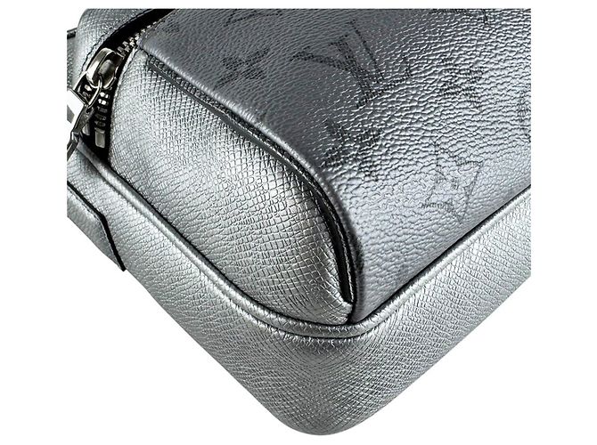 Borsa a tracolla Louis Vuitton in pelle argento - vista 9