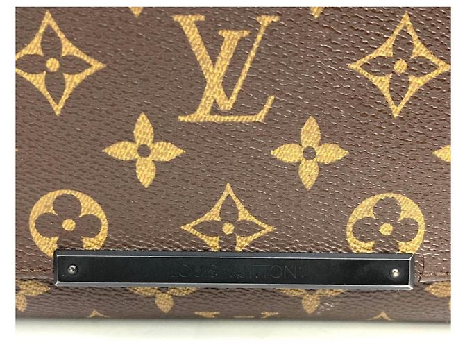 Borsa a tracolla Louis Vuitton District PM Marrone Monogramma - vista 13