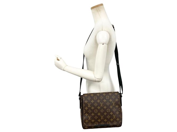 Borsa a tracolla Louis Vuitton District PM Marrone Monogramma - vista 15
