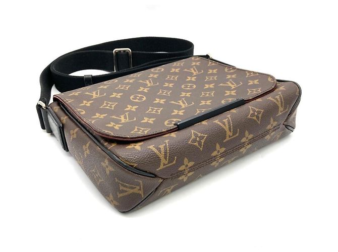 Borsa a tracolla Louis Vuitton District PM Marrone Monogramma - vista 4