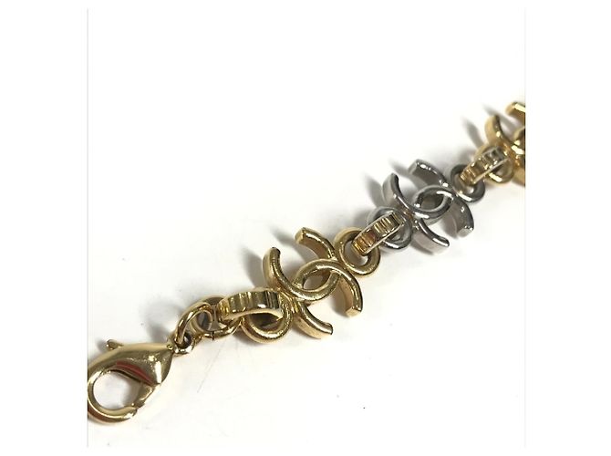 Bracciale con ciondolo Chanel B26P CC Coco Mark Argento D'oro - vista 3