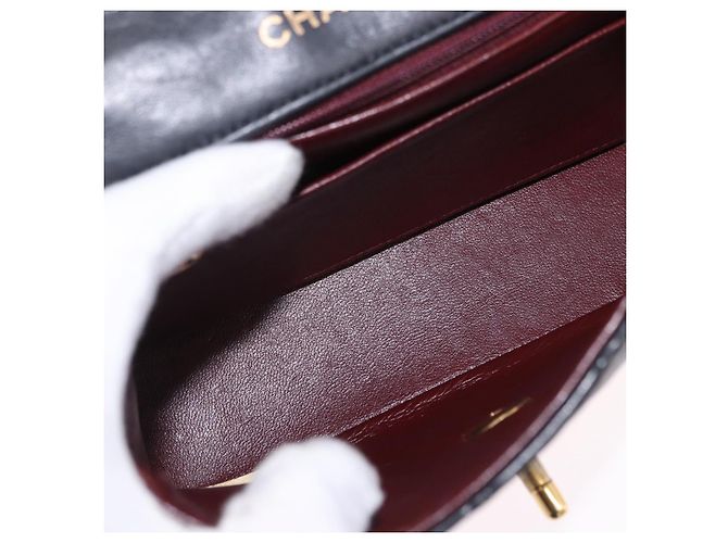Borsa a tracolla CHANEL Chain Mini Matelasse in pelle d'agnello nera e oro CC Auth 195391SAV Nero D'oro - vista 21