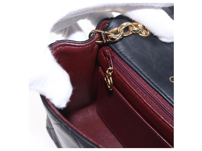 Borsa a tracolla CHANEL Chain Mini Matelasse in pelle d'agnello nera e oro CC Auth 195391SAV Nero D'oro - vista 24