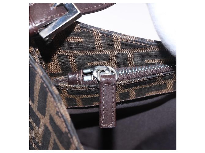 Borsa a tracolla FENDI Zucca Canvas Mamma Baguette Marrone Nero Auth 196776V - vista 24