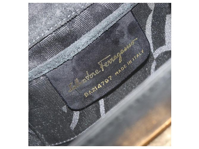Borsa a tracolla Salvatore Ferragamo Gancini in camoscio nero e oro Auth 194354A D'oro - vista 16