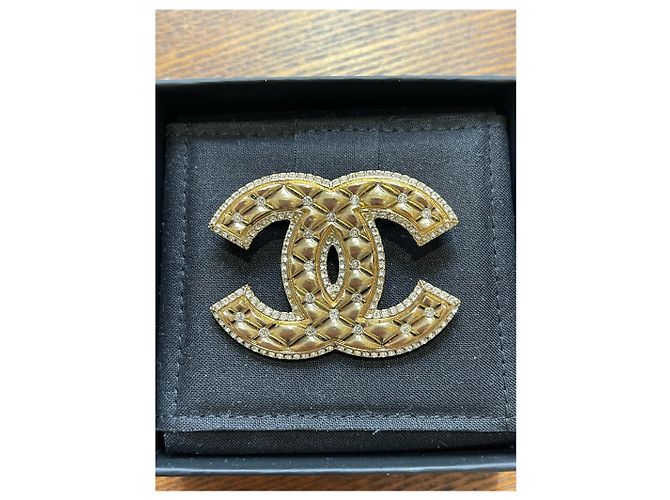Chanel CC Brosche in Goldoptik mit Steppdesign und Strass Golden - Ansicht 6