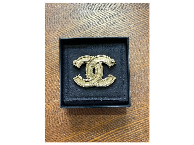 Chanel CC Brosche in Goldoptik mit Steppdesign und Strass Golden - Ansicht 8