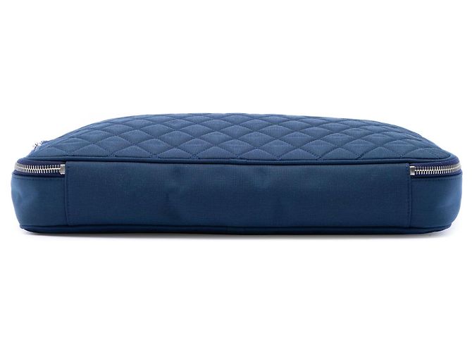 Capa para laptop e mala de negócios Chanel CC em nylon acolchoado azul - vista 3