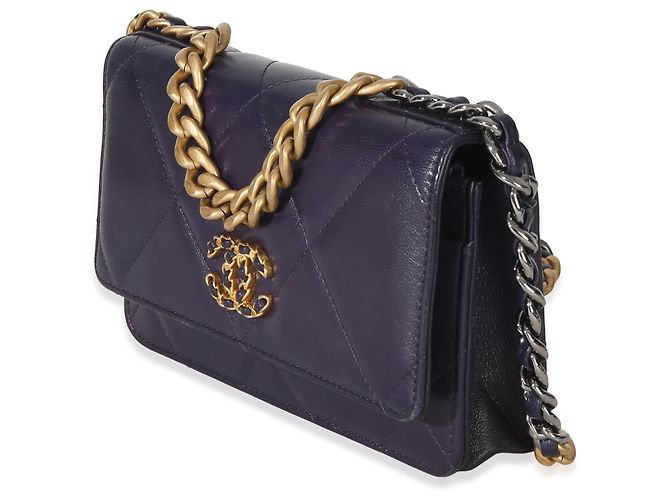 Chanel 19 Wallet On Chain em pele de cordeiro acolchoada roxa Roxo - vista 3