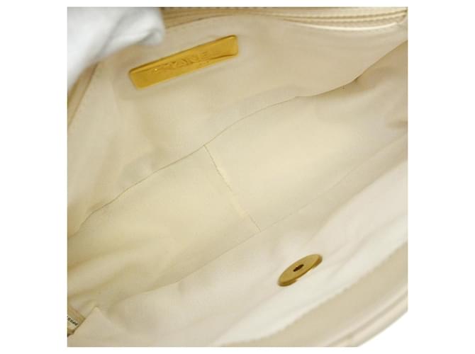 Chanel 19 Flap Quilted Leather Medium Beige - vista 3