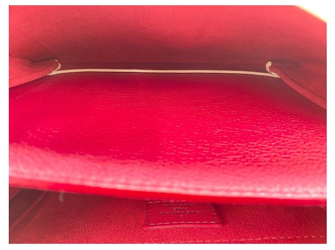 Borsa a tracolla Louis Vuitton MyLockme BB Rosso Bordò - vista 12