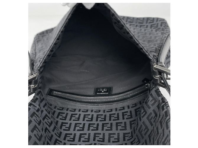 Fendi Schultertasche aus Canvas mit Zucchino-Muster Schwarz - Ansicht 10