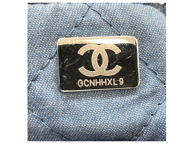 Borsa a tracolla Chanel CHANEL 22 in blu navy - vista 13