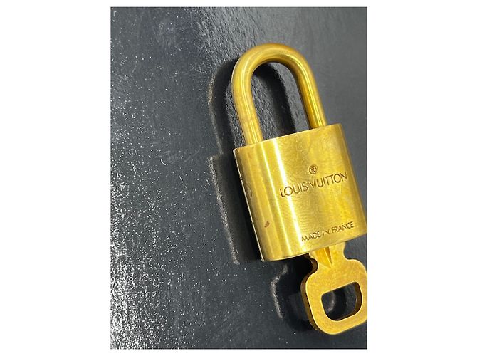 Louis Vuitton Padlock and Key Logo Metal medium D'oro - vista 3