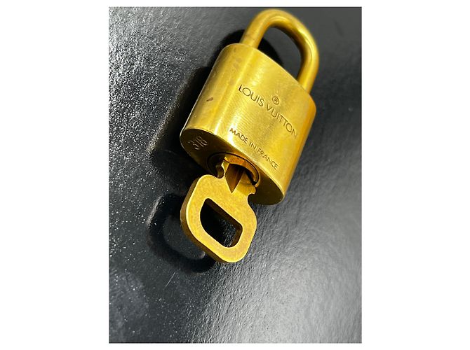 Louis Vuitton Padlock and Key Logo Metal medium D'oro - vista 4
