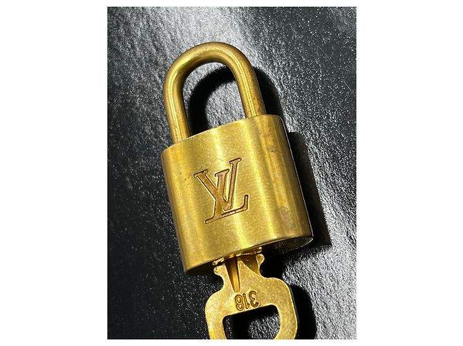 Louis Vuitton Padlock and Key Logo Metal medium D'oro - vista 5