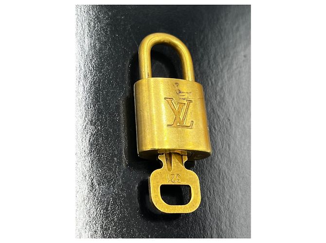 Louis Vuitton Candado y Llave Logo Metal medium Dorado - vista 3