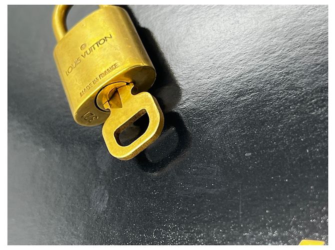 Louis Vuitton Candado y Llave Logo Metal medium Dorado - vista 4